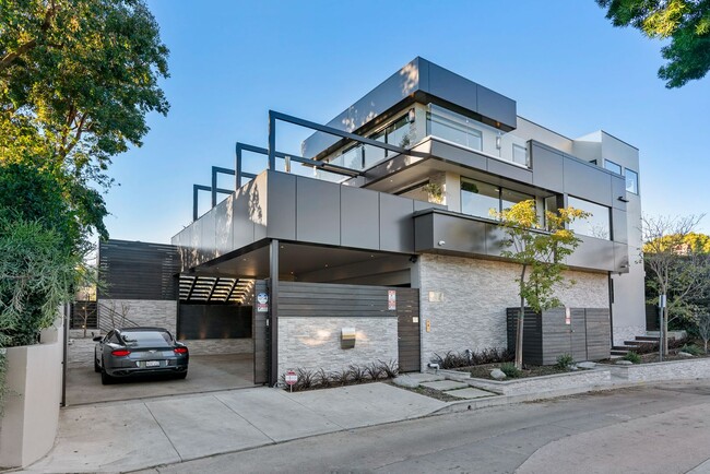 Building Photo - Prestigious Hollywood Hills Home for Rent