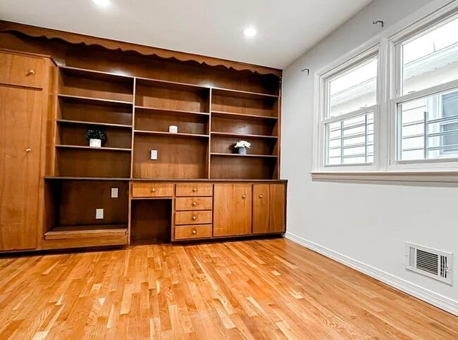 Building Photo - 14 Centre Ln