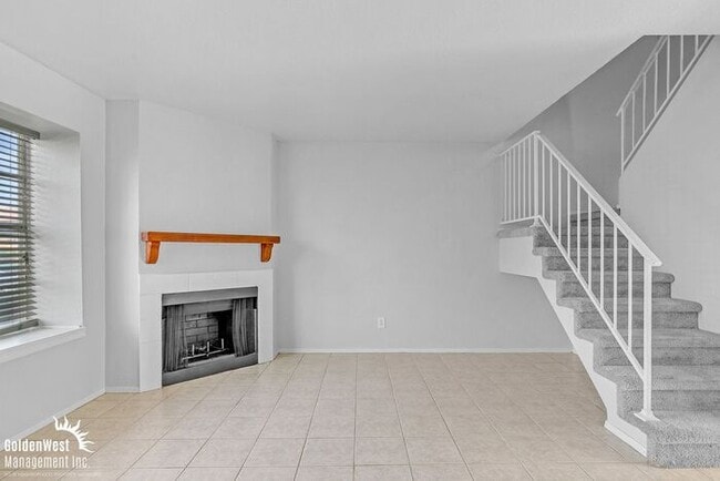 Building Photo - Bright 2Bdm 2.5Ba Townhome at Villa de Paz!