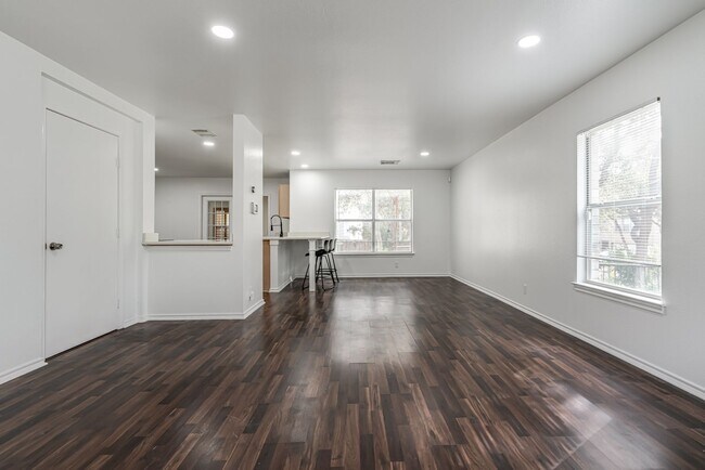 Building Photo - Recently Rehabbed Spacious Two Story in Convenient and Popular Huntington Place