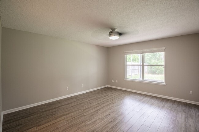 Building Photo - Stunning home in desirable neighborhood