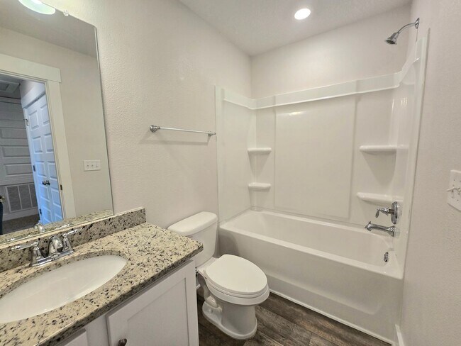 Building Photo - Stunning Townhome - Prime Pensacola Location