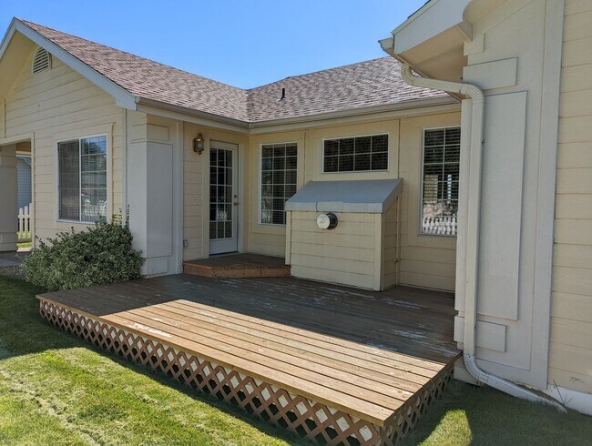 Building Photo - Park Like Setting