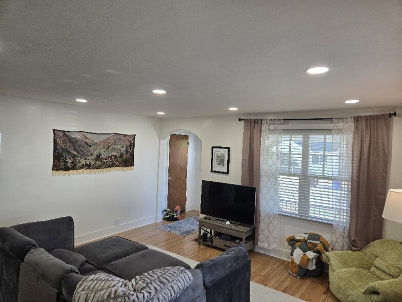 Building Photo - 745 Lennox St