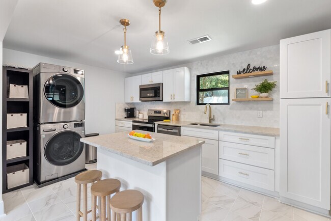 Building Photo - 5708 Southampton Rd