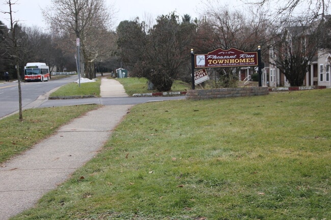 Building Photo - 867 Southgate Dr