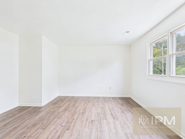 Building Photo - Available Now! Cozy 3 Bedroom, 1 Bath Town...
