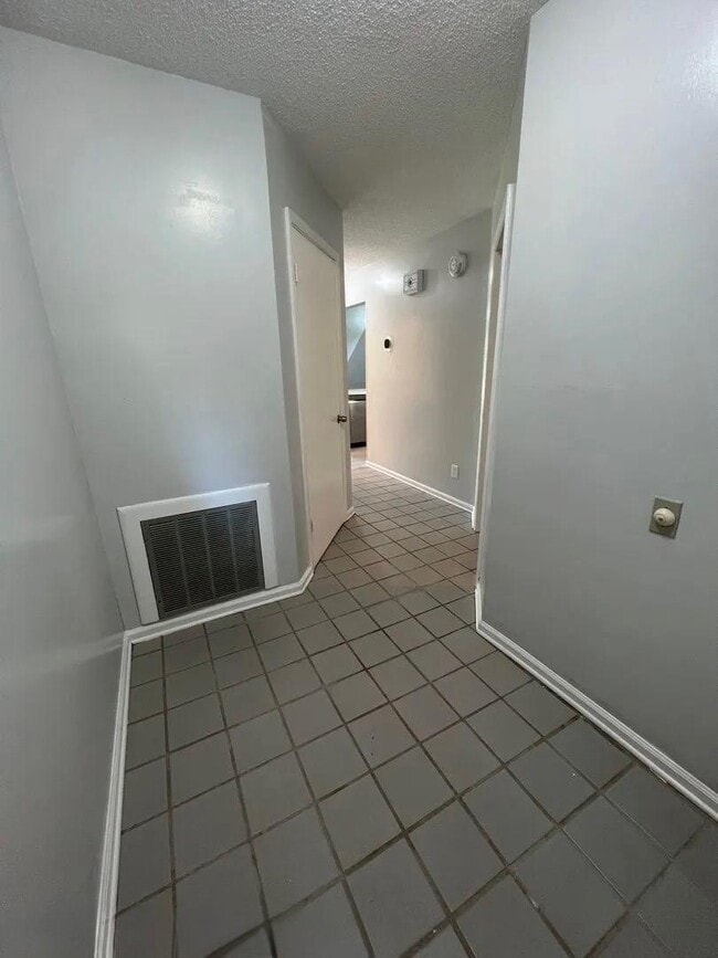 Building Photo - 1000 Stonegate Dr