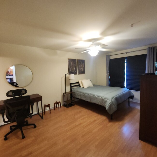 Building Photo - FURNISHED 2 Bedroom, 2 Bath Condo Off of F...