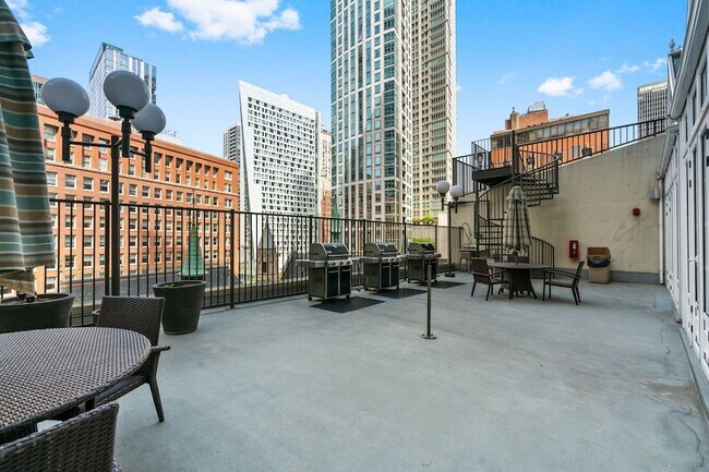 Building Photo - 111 E Chestnut St