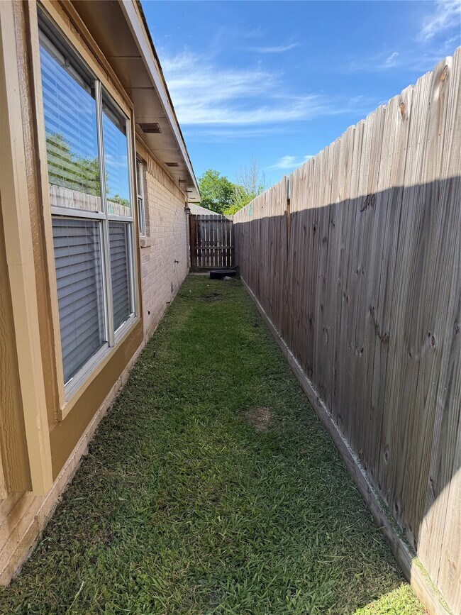 Building Photo - 2815 Fir Crest Ct