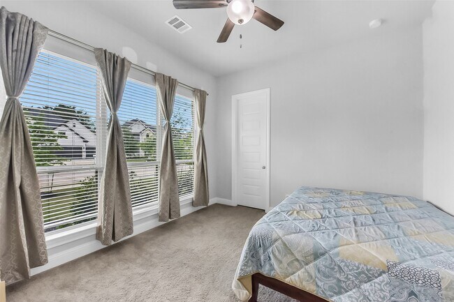 Building Photo - 11927 Carillon Forest Dr