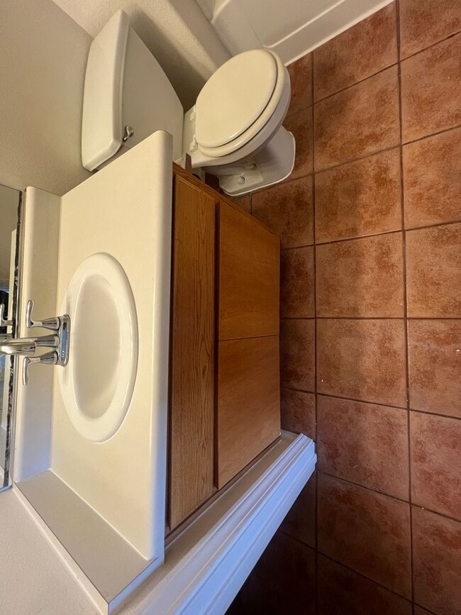 Building Photo - 3 bedrom 2.5 bath Gated Community Townhome with community  Pool, Spa & Private Garage