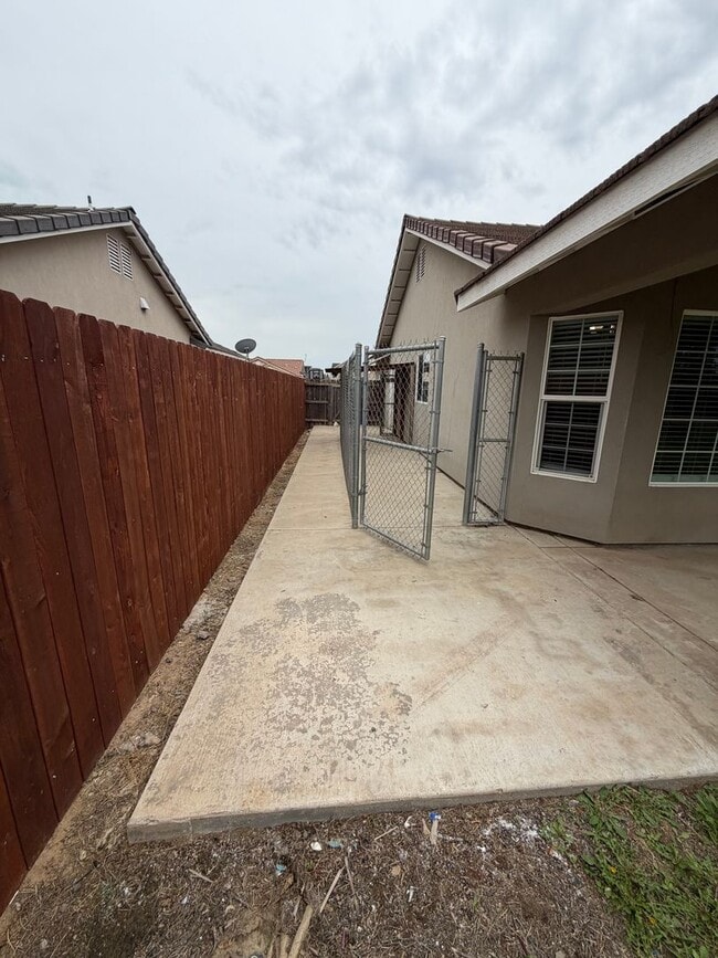 Building Photo - Sanger home