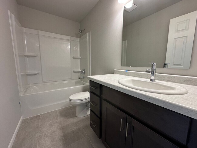 Building Photo - 4-Bedroom, 2-Bathroom Twin Home in South Fargo!