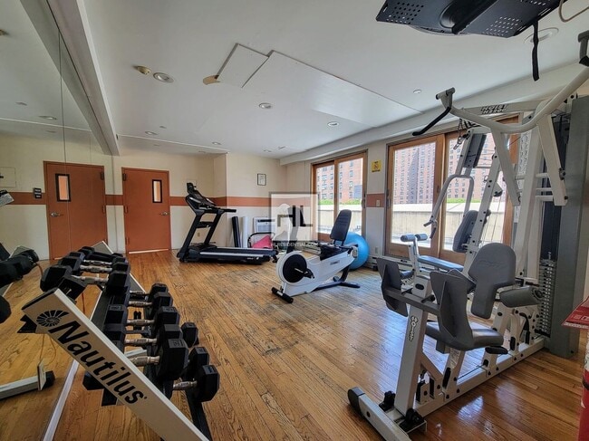 Building Photo - Large, Bright Studio next to Central Park