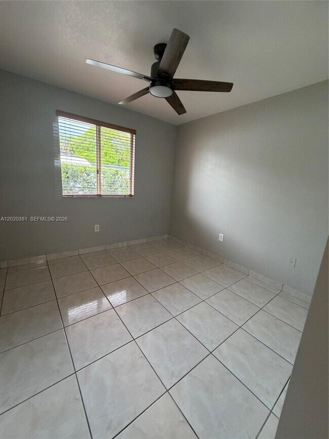 Building Photo - 16940 SW 94th Ave