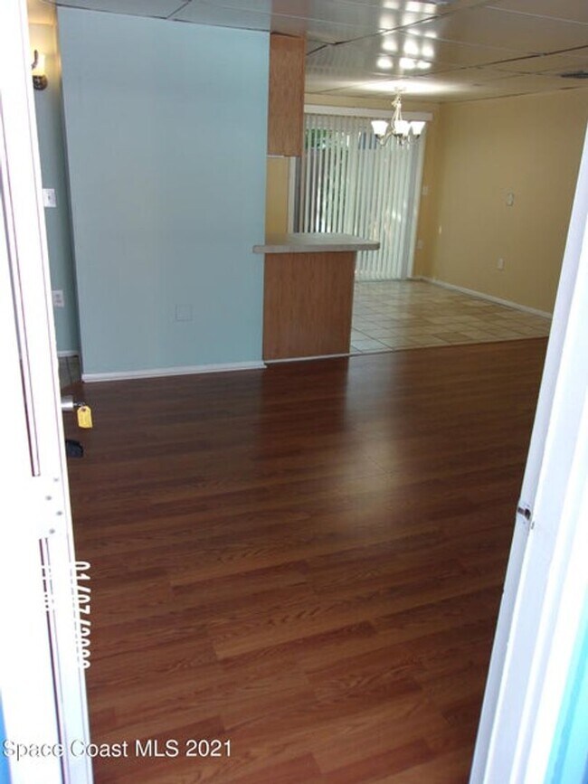 Building Photo - Short Distance to Beach