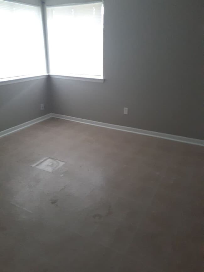 Building Photo - 3 Bedroom House