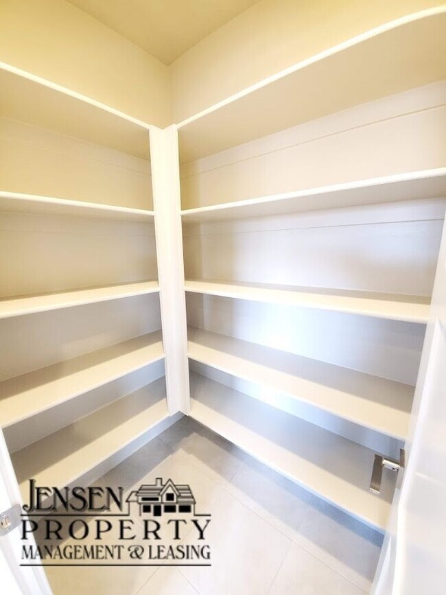 Building Photo - Red Mountain Vista Town Home, End Unit