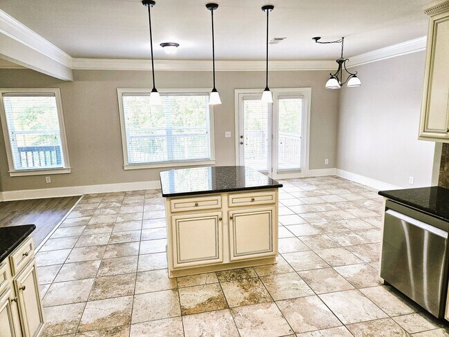 Building Photo - 5 Bedroom / 4 Bath Single Family Home