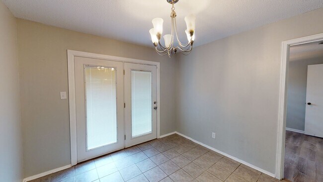 Building Photo - Precious updated 3 bed/1bath located in Oakleigh Heights