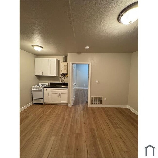 Building Photo - 928 W 83rd St