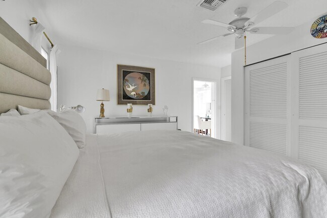Building Photo - 450 French Royale Cir