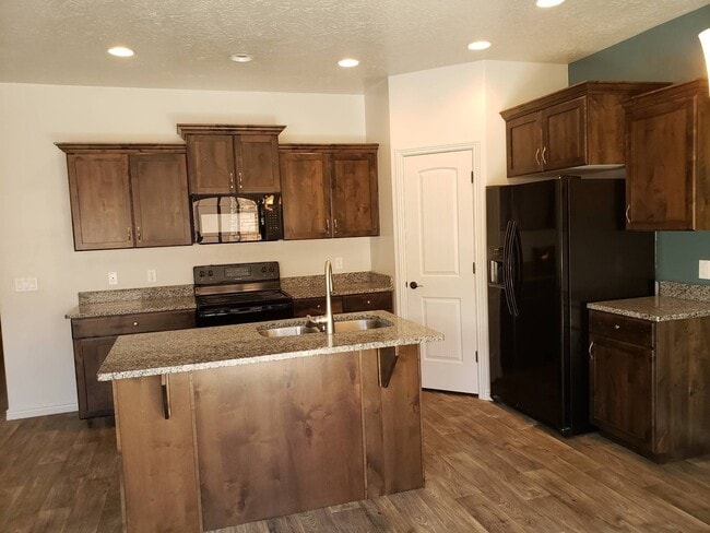 Building Photo - Gorgeous 3 bedroom 2.5 baths with great am...