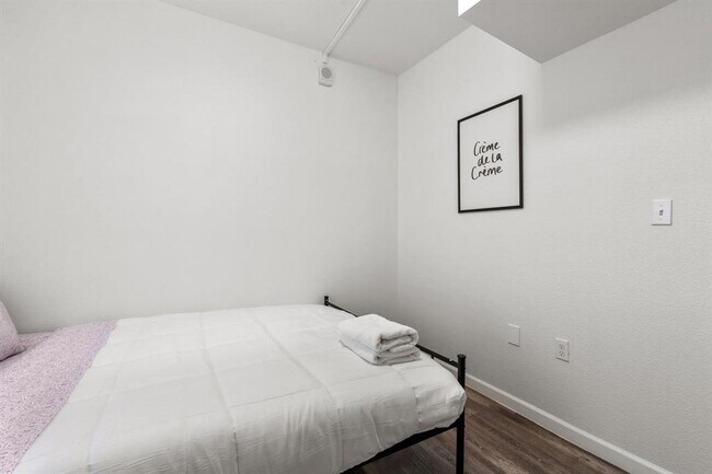 Building Photo - 911 W 22nd St