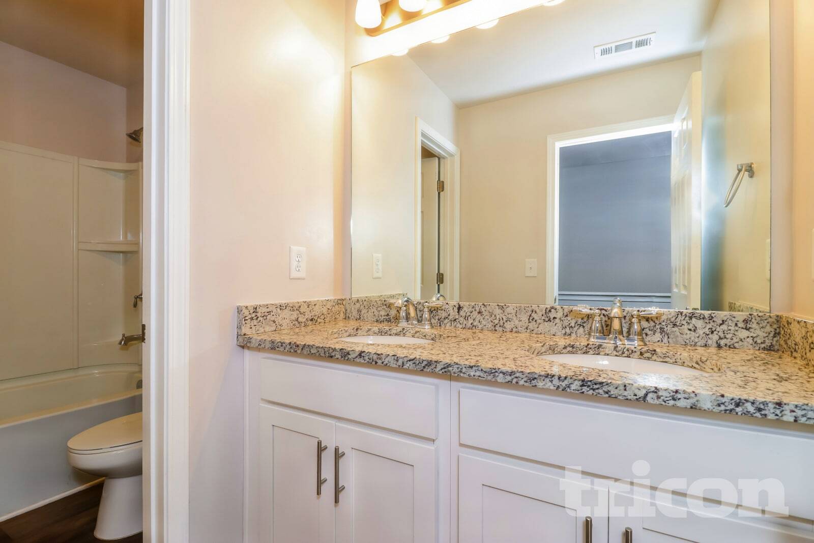 Building Photo - 2977 McKenzie Dr