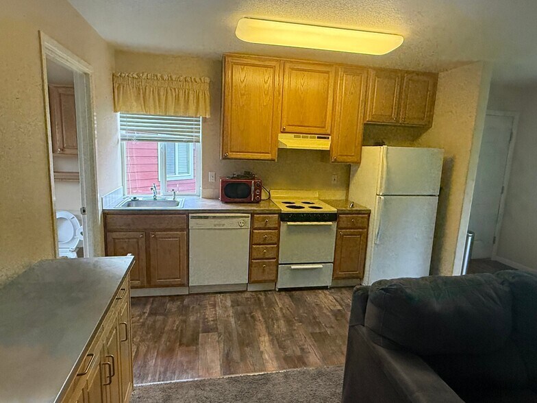 Building Photo - 1 NE Fairview Ave