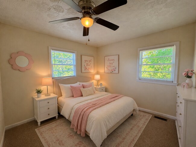 Building Photo - 3 Bedroom 2 Bath (w/ Bonus Room) & Spacious Living Area