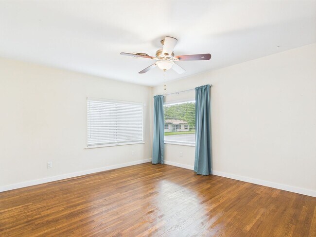 Building Photo - Charming 3-Bedroom Retreat with 2 Full Baths in the Heart of Fredericksburg!