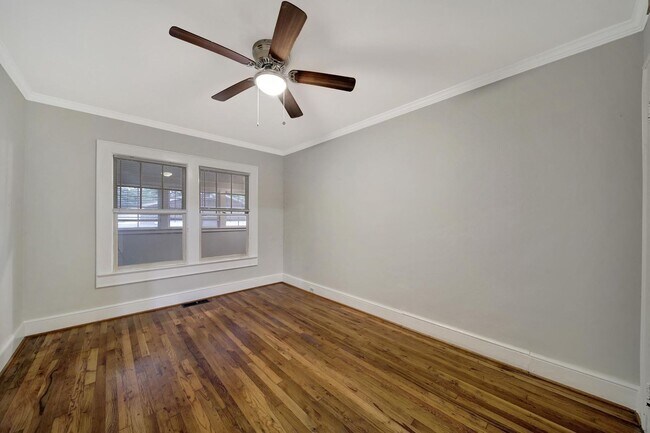 Building Photo - Lovely Brick Ranch Home Close to Uptown Ch...