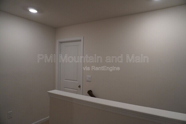 Building Photo - 210 Creekview Rd