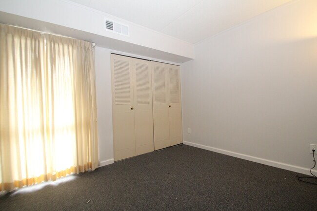 Building Photo - 1401 Charlemagne Cir