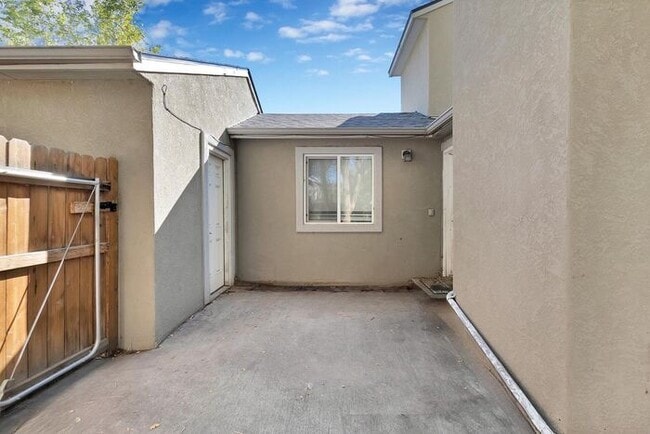 Building Photo - Charming 3 Bedroom Home in Quiet Orchard M...