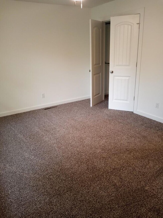 Building Photo - Fully Remodeled 3 Bed / 2 Bath Home with 2-Car Garage