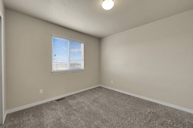 Building Photo - $2,145.00, 4-bed, 2.5-bath located in Colo...