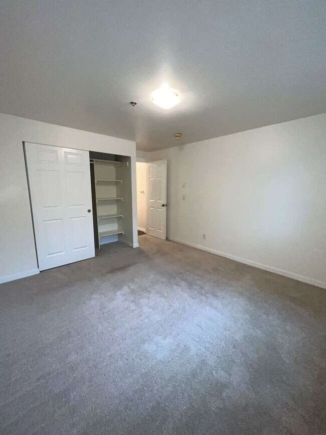 Building Photo - 039 - 2 bed, 2 bath condo minutes from Red...