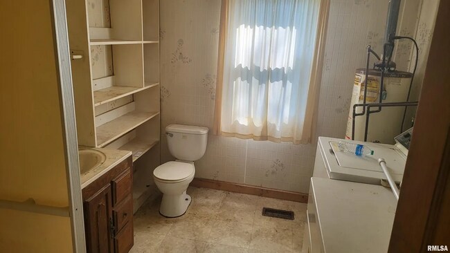 Building Photo - RICHVIEW, IL - Wood Sided Bungalow with garden shed, new roof and minutes to I-64  - $699 MONTH /...