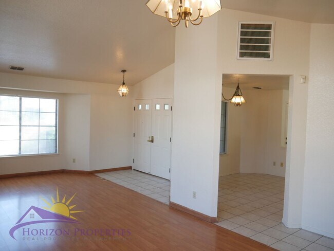 Building Photo - Bright 3 Bed 2 Bath 1,477 Sq. Ft. Sacramen...