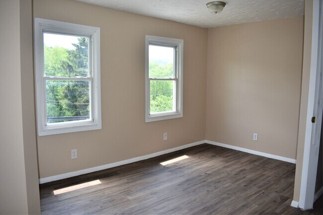 Building Photo - LEASE PENDING AS OF 05/06/2025: Lovely 3 b...