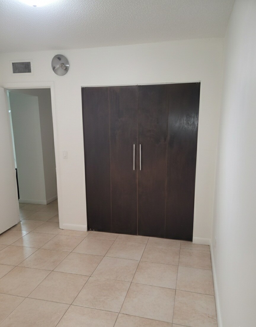 Building Photo - 13455 NE 10th Ave