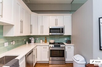 Building Photo - 2 bedroom in Chicago IL 60607