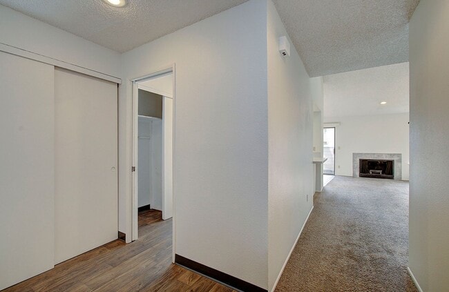 Building Photo - WELL MAINTAINED 2 BR, 2 BA TOWNHOME BY VAN MALL AREA!