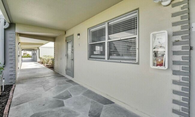 Building Photo - 581 Monaco Way