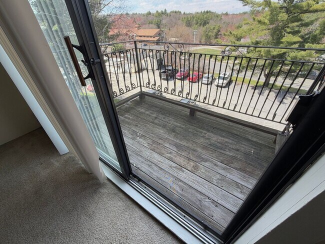 Building Photo - Bright 2BR Condo with Balcony, Pool & Heat Included – Prime Commuter Location