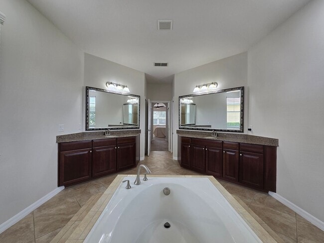 Building Photo - Luxurious Single-Family Home in Secluded Mount Dora Community